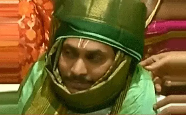 డిక్లరేషన్‌ ఇవ్వకుండానే శ్రీవారి ఆలయంలోకి సీఎం జగన్‌