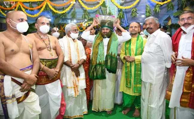 తిరుమలలో సీఎం డిక్లరేషన్ ఇవ్వలేదని హైకోర్టులో కో-వారెంట్ పిటిషన్ తిరుమలలో సీఎం డిక్లరేషన్ ఇవ్వలేదని హైకోర్టులో కో-వారెంట్ పిటిషన్