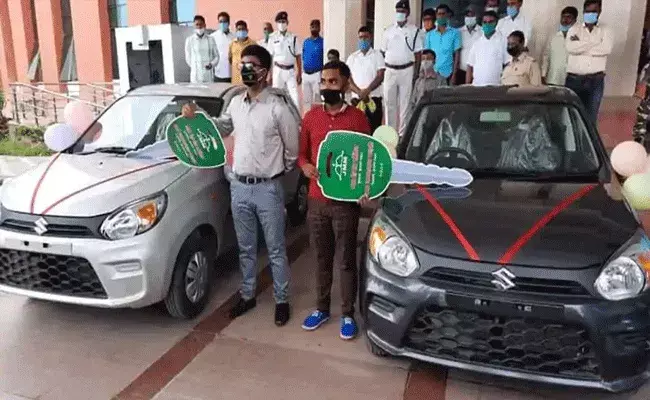 టెన్త్, ఇంటర్‌లో టాపర్లకు కార్లు పంపిణీ