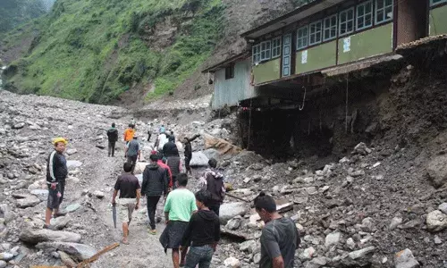 నేపాల్‌లో కొండచరియలు విరిగిపడి 10 మంది మృతి