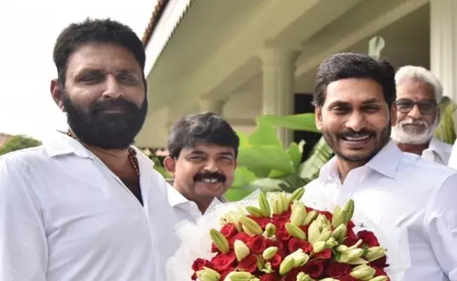 మంత్రి పదవిలో కొనసాగేందుకు పావులు కదుపుతున్న కొడాలి నాని మంత్రి పదవిలో కొనసాగేందుకు పావులు కదుపుతున్న కొడాలి నాని