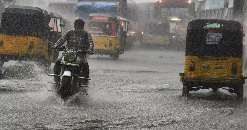 రానున్న రెండు రోజుల్లో తెలంగాణలో భారీ నుంచి అతి భారీ వర్షాలు! రానున్న రెండు రోజుల్లో తెలంగాణలో భారీ నుంచి అతి భారీ వర్షాలు!