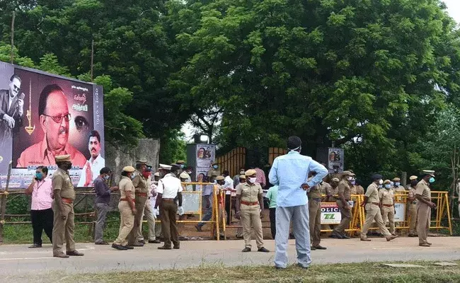 ప్రభుత్వ లాంఛనాలతో బాలు అంత్యక్రియలు.. ప్రభుత్వ లాంఛనాలతో బాలు అంత్యక్రియలు..