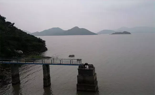 భారీ వర్షాల కారణంగా కంభం చెరువుకు వరద నీరు