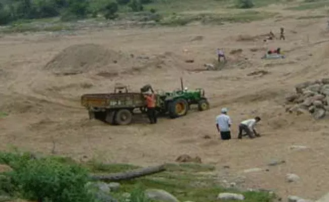 ఇసుక మాఫియా.. ఒక్కో ట్రాక్టర్కు రూ.5 వేల వరకు వసూలు! ఇసుక మాఫియా.. ఒక్కో ట్రాక్టర్కు రూ.5 వేల వరకు వసూలు!