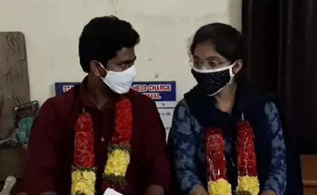 కాకినాడలో ప్రేమజంటకు పెళ్లి చేసిన పోలీసులు కాకినాడలో ప్రేమజంటకు పెళ్లి చేసిన పోలీసులు