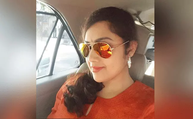 ఎయిర్ పోర్ట్లో వారిని చూసి ఆశ్చర్యపోయా : మీనా ఎయిర్ పోర్ట్లో వారిని చూసి ఆశ్చర్యపోయా : మీనా