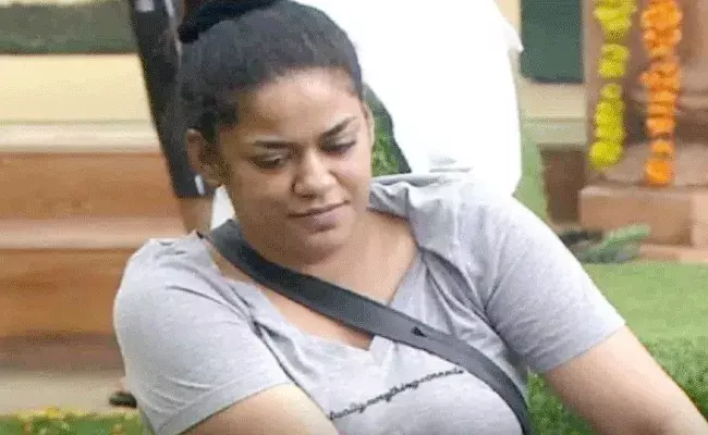 క్యాబ్‌ డ్రైవర్‌ టచ్‌ చేయడానికి ప్రయత్నించాడు : ముమైత్‌