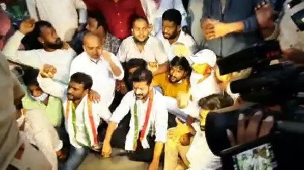 యూపీలో పోలీసుల తీరును నిరసిస్తూ టీకాంగ్రెస్ మెరుపు ధర్నా యూపీలో పోలీసుల తీరును నిరసిస్తూ టీకాంగ్రెస్ మెరుపు ధర్నా