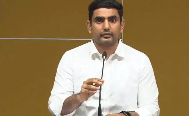 అమరావతి గ్రాఫిక్స్ అన్నవారు ఇక్కడి భవనాలు ఎక్కి దూకాలి : లోకేశ్ అమరావతి గ్రాఫిక్స్ అన్నవారు ఇక్కడి భవనాలు ఎక్కి దూకాలి : లోకేశ్
