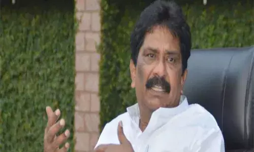 దారుణం : దిగ్గజ విశ్లేషకుడి కార్యాలయాన్ని కూల్చుతున్న జీవీఎంసీ అధికారులు