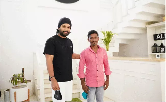 అల్లు అర్జున్పై అభిమానం.. రోజుకు 40 కిలోమీటర్లు నడిచి.. అల్లు అర్జున్పై అభిమానం.. రోజుకు 40 కిలోమీటర్లు నడిచి..