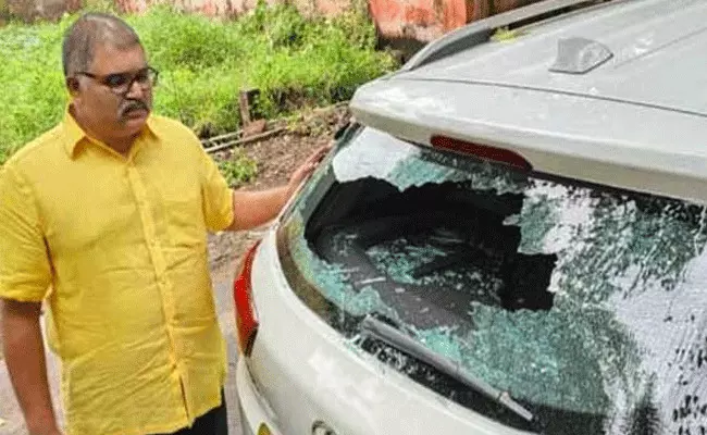 టీడీపీ అధికార ప్రతినిధి పట్టాభి కారు ధ్వంసం టీడీపీ అధికార ప్రతినిధి పట్టాభి కారు ధ్వంసం