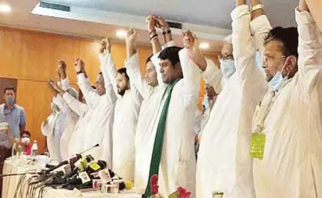 బీహార్ సీఎం అభ్యర్థిని ప్రకటించిన మహాకూటమి బీహార్ సీఎం అభ్యర్థిని ప్రకటించిన మహాకూటమి