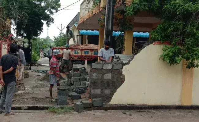 రోడ్డుకు అడ్డంగా గోడనిర్మించిన వైసీపీ నేత రోడ్డుకు అడ్డంగా గోడనిర్మించిన వైసీపీ నేత