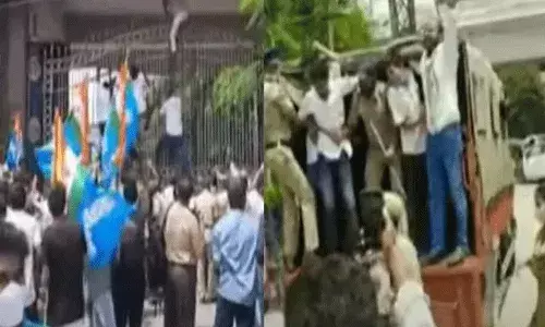 హైదరాబాద్‌ జేఎన్‌టీయూ వద్ద ఉద్రిక్తత