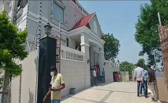 వంట మనిషి అరాచకం.. యజమానికి భోజనంలో మత్తుమందు పెట్టి.. వంట మనిషి అరాచకం.. యజమానికి భోజనంలో మత్తుమందు పెట్టి..
