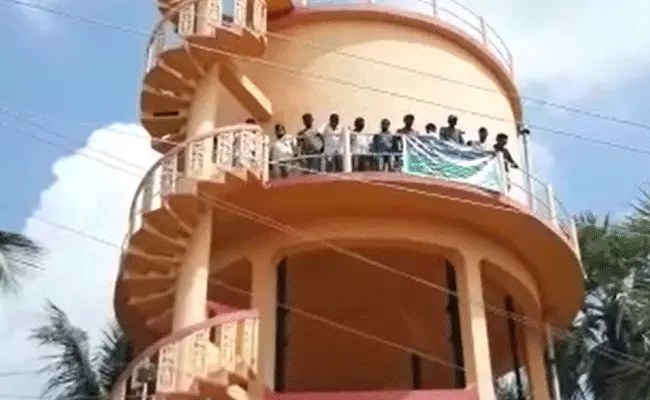 ఏపీలో జీతాలు లేక రోడ్డున పడ్డ గ్రామ వాలంటీర్లు ఏపీలో జీతాలు లేక రోడ్డున పడ్డ గ్రామ వాలంటీర్లు