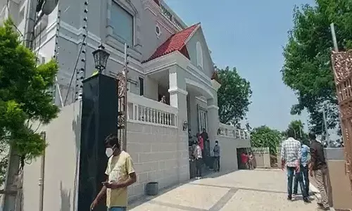 వంట మనిషి అరాచకం.. యజమానికి భోజనంలో మత్తుమందు పెట్టి..