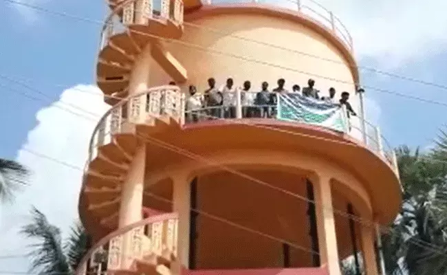 ఏపీలో జీతాలు లేక రోడ్డున పడ్డ గ్రామ వాలంటీర్లు ఏపీలో జీతాలు లేక రోడ్డున పడ్డ గ్రామ వాలంటీర్లు