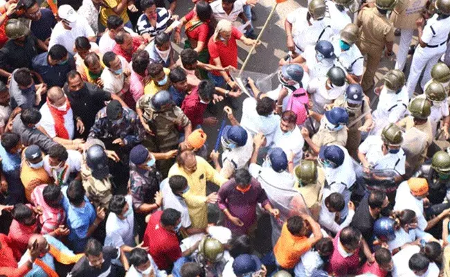 బీజేపీ కార్యకర్తలపై దాడులకు నిరసనగా ఆందోళన బీజేపీ కార్యకర్తలపై దాడులకు నిరసనగా ఆందోళన