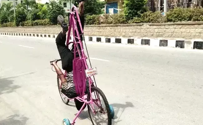 వెరైటీ సైకిళ్లు తయారు చేస్తున్న పంచర్ వేసే షాప్ నడిపే వ్యక్తి
