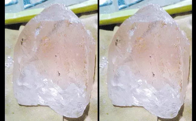 రైతు పొలంలో భారీ వజ్రం.. రైతు పొలంలో భారీ వజ్రం..