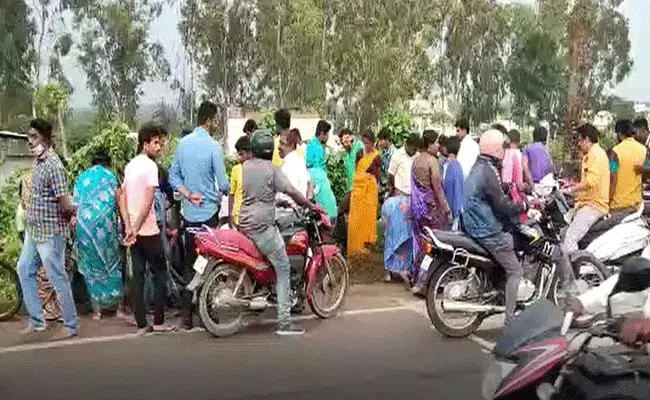 రోడ్డుపక్కన బంగారు నాణాలు.. ఎగబడుతున్న జనం రోడ్డుపక్కన బంగారు నాణాలు.. ఎగబడుతున్న జనం