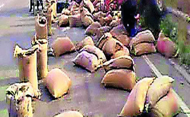 బియ్యం తరలిస్తున్న లారీ బోల్తా.. బియ్యం బస్తాల కోసం ఎగబడ్డ స్థానికులు