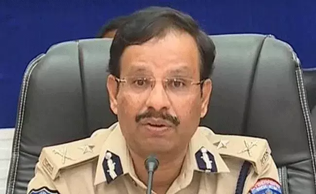 ఇంటి ఓనర్ భార్య చేతులు కట్టేసి.. పనిమనిషి దోపిడీ..