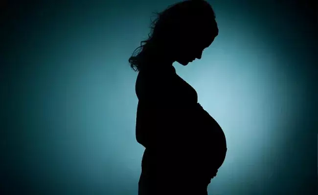 మైనర్ బాలికకు అబార్షన్ చేసిన తల్లి, మంత్రసాని.. బాలిక మృతి మైనర్ బాలికకు అబార్షన్ చేసిన తల్లి, మంత్రసాని.. బాలిక మృతి