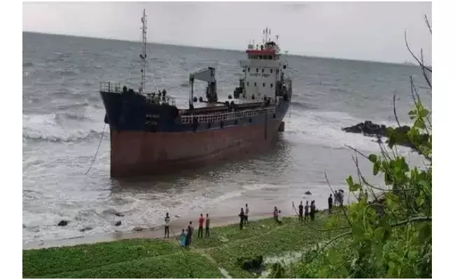 విశాఖ తీరానికి కొట్టుకొచ్చిన భారీ నౌక