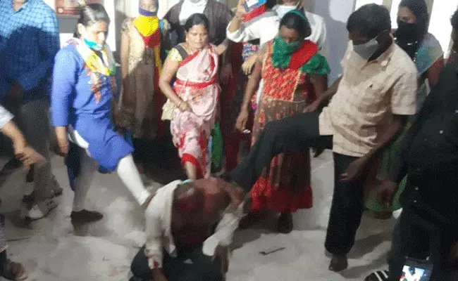 బాబా భూత వైద్యం.. బాలికకు మత్తు మందు ఇచ్చి మూడు నెలలుగా అత్యాచారం బాబా భూత వైద్యం.. బాలికకు మత్తు మందు ఇచ్చి మూడు నెలలుగా అత్యాచారం