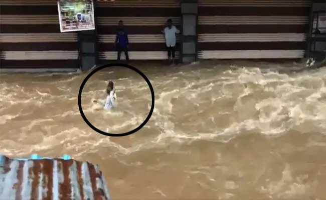 వాన బీభత్సం.. వరదలో కొట్టుకుపోయిన వ్యక్తి వాన బీభత్సం.. వరదలో కొట్టుకుపోయిన వ్యక్తి