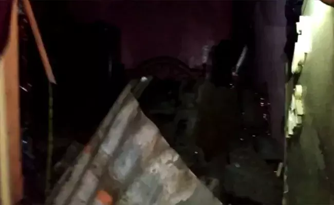 హైదరాబాద్లో కూలిన భవనం.. మహిళకు తృటిలో తప్పిన పెను ప్రమాదం హైదరాబాద్లో కూలిన భవనం.. మహిళకు తృటిలో తప్పిన పెను ప్రమాదం