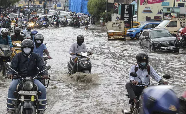 ఏపీలో వర్ష బీభత్సం.. ఊళ్లు ఏరులై పారుతున్నాయి.. ఏపీలో వర్ష బీభత్సం.. ఊళ్లు ఏరులై పారుతున్నాయి..