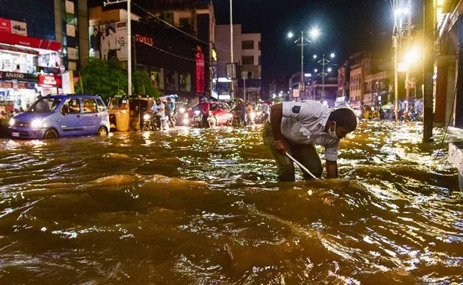 గిప్పుడీ వానలేంది.. గిట్ల సతాయిస్తున్నయి..