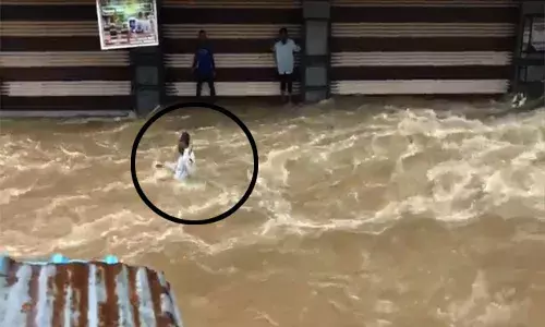 వాన బీభత్సం.. వరదలో కొట్టుకుపోయిన వ్యక్తి వాన బీభత్సం.. వరదలో కొట్టుకుపోయిన వ్యక్తి