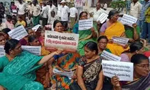 మందడంలో రైతులు, పోలీసుల మధ్య తీవ్ర వాగ్వాదం మందడంలో రైతులు, పోలీసుల మధ్య తీవ్ర వాగ్వాదం