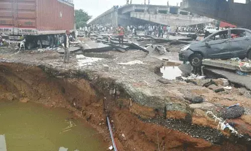 కోతకు గురైన రోడ్డు.. ఎన్హెచ్ 44కు బదులుగా ఓఆర్ఆర్ మీదుగా వెళ్లండి.. కోతకు గురైన రోడ్డు.. ఎన్హెచ్ 44కు బదులుగా ఓఆర్ఆర్ మీదుగా వెళ్లండి..