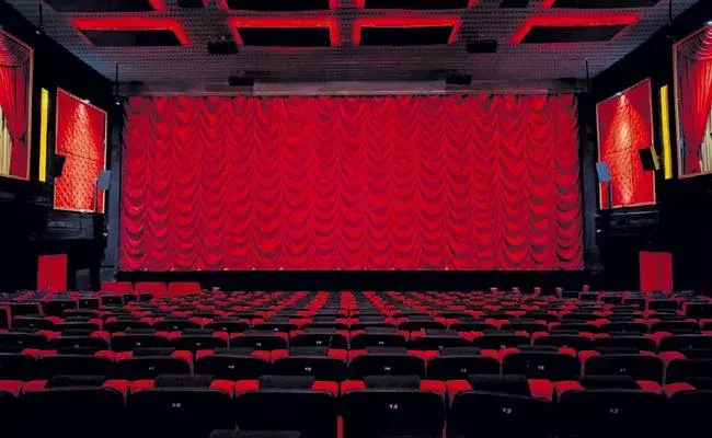 తెలుగు రాష్ట్రాల్లో సినిమాల విషయంపై నిర్ణయం తీసుకోని ఎగ్జిబిటర్స్ తెలుగు రాష్ట్రాల్లో సినిమాల విషయంపై నిర్ణయం తీసుకోని ఎగ్జిబిటర్స్