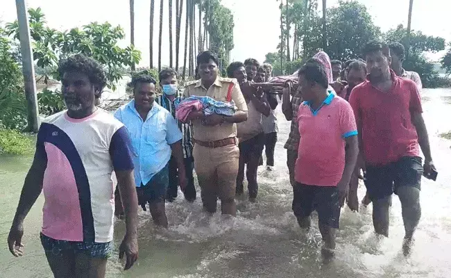 గర్భిణికి శాపంగా మారిన వరదలు.. హాస్పిటల్కు వెళ్లే దారిలేక రోడ్డుపైనే ప్రసవం గర్భిణికి శాపంగా మారిన వరదలు.. హాస్పిటల్కు వెళ్లే దారిలేక రోడ్డుపైనే ప్రసవం