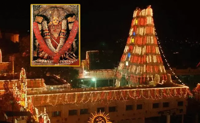 ఆన్లైన్లో టిక్కెట్లు బుక్ చేసుకున్నవారికే దుర్గమ్మ దర్శనం ఆన్లైన్లో టిక్కెట్లు బుక్ చేసుకున్నవారికే దుర్గమ్మ దర్శనం