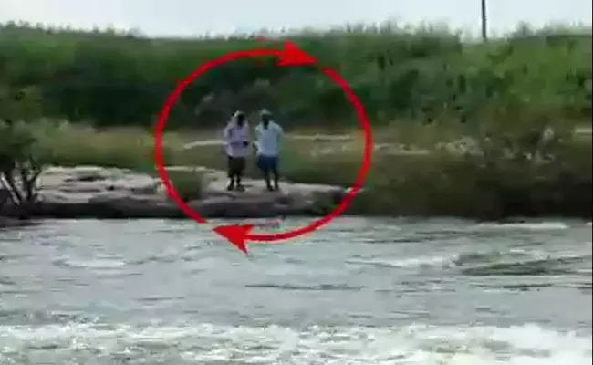 గోదావరినదిలో చిక్కుకుపోయిన ఇద్దరు రైతులు గోదావరినదిలో చిక్కుకుపోయిన ఇద్దరు రైతులు