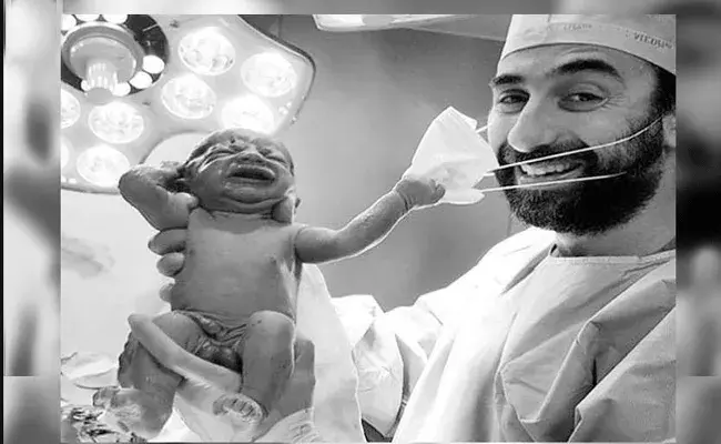 అప్పుడే పుట్టిన చిన్నారి.. డాక్టర్ మాస్క్ లాగేసి..