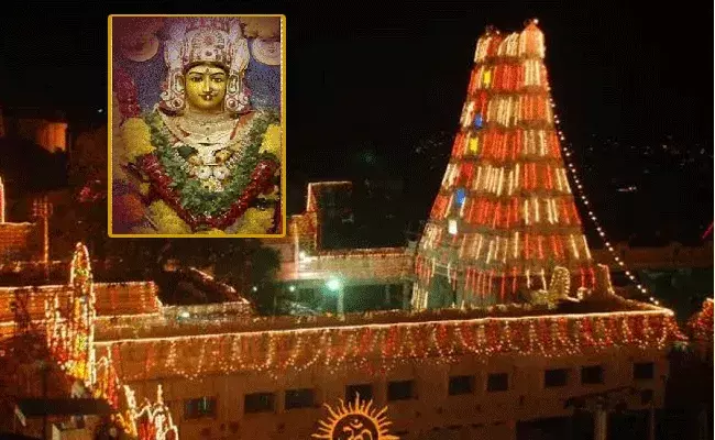 శరన్నవరాత్రులు.. తొలిరోజు స్వర్ణకవచాలంకృత అలంకారంలో దుర్గమ్మ