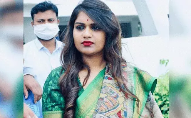 కోటి రూపాయలు అడ్వాన్స్ తీసుకుని మోసం.. బిగ్బాస్ ఫేం కత్తి కార్తీకపై కేసు నమోదు కోటి రూపాయలు అడ్వాన్స్ తీసుకుని మోసం.. బిగ్బాస్ ఫేం కత్తి కార్తీకపై కేసు నమోదు