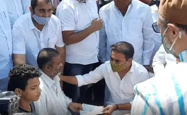 అప్పచెరువు మృతుల కుటుంబాలకు రూ.5 లక్షలు పరిహారం అందించిన కేటీఆర్ అప్పచెరువు మృతుల కుటుంబాలకు రూ.5 లక్షలు పరిహారం అందించిన కేటీఆర్