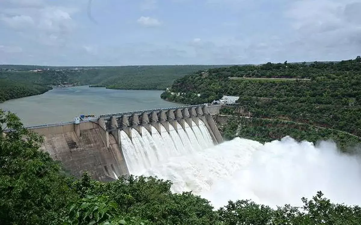 శ్రీశైలం ప్రాజెక్టులోకి 7 లక్షల క్యూసెక్కులకుపైగా వరద ప్రవాహం