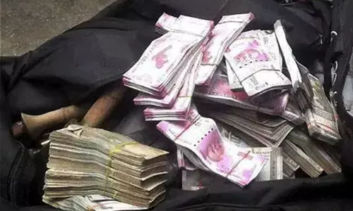 రోడ్డు పక్కన రూ.2.5 కోట్ల కరెన్సీ నోట్లు.. బ్యాగ్ చూసి బేజారు రోడ్డు పక్కన రూ.2.5 కోట్ల కరెన్సీ నోట్లు.. బ్యాగ్ చూసి బేజారు